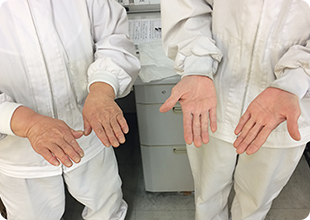 外傷チェック（2人1組で手、指の外傷確認）